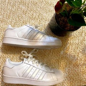 NEW Women Superstar Adidas 👟 size 7.5